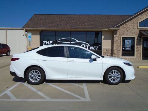 Used 2025 Toyota Camry LE image 5