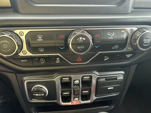 Used 2019 Jeep Wrangler Unlimited Sahara AWD/4WD image 27