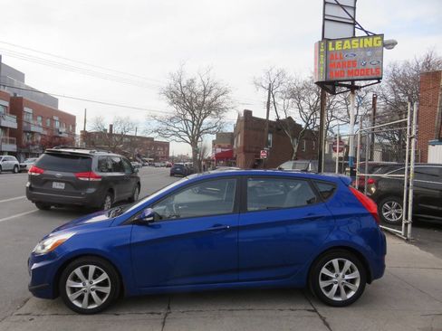 Used 2014 Hyundai Accent SE w/ Option Group 3 FWD image 7