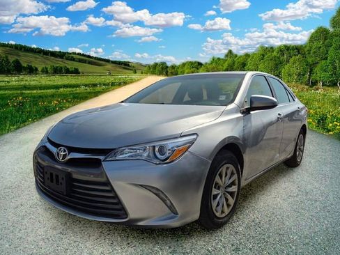 Used 2016 Toyota Camry LE FWD image 3
