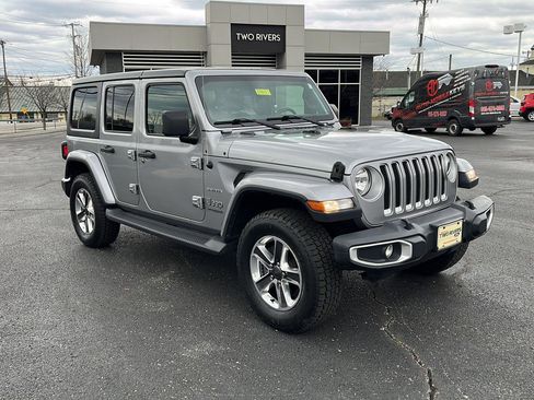 Used 2019 Jeep Wrangler Unlimited Sahara image 2