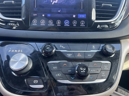 Used 2017 Chrysler Pacifica Touring-L image 24