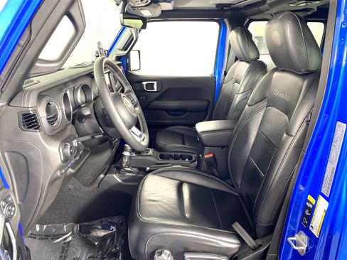 Used 2023 Jeep Wrangler Unlimited Sahara w/ Cold Weather Group AWD/4WD image 17