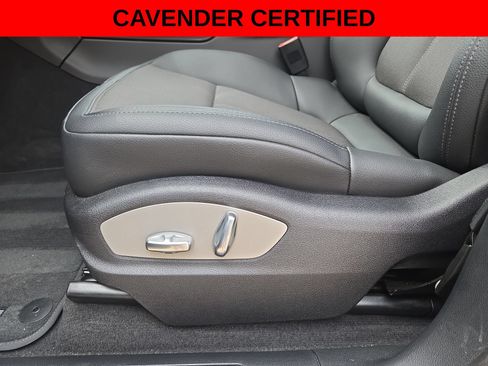 Used 2025 Porsche Macan AWD/4WD image 17