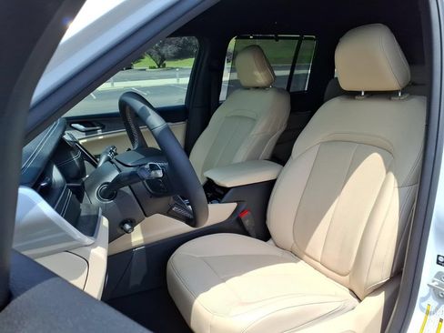 Used 2023 Jeep Grand Cherokee Limited w/ Luxury Tech Group II AWD/4WD image 2