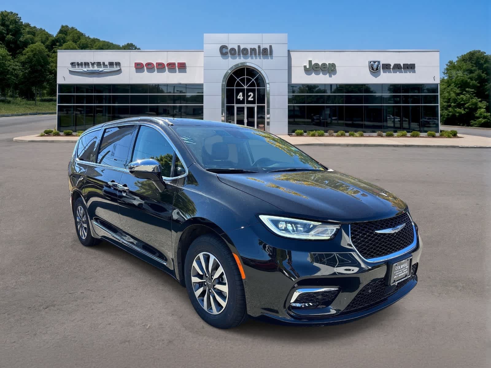 Used 2023 Chrysler Pacifica Limited w/ Uconnect Theater Family Group FWD image 6