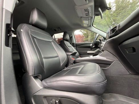 Used 2022 Ford Explorer XLT w/ Equipment Group 202A RWD image 26