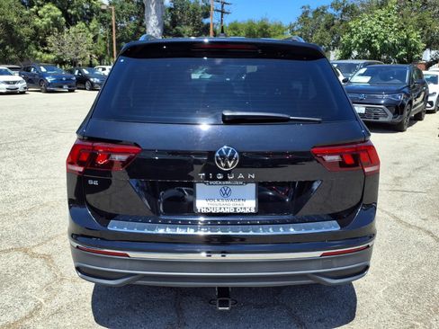 Used 2023 Volkswagen Tiguan SE w/ Panoramic Sunroof Package FWD image 8