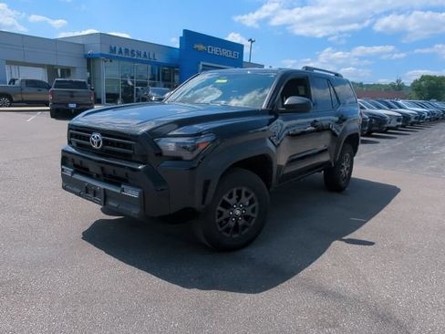 Used 2025 Toyota 4Runner SR5 AWD/4WD image 3