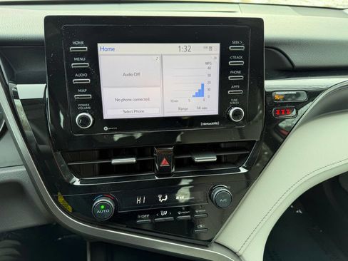 Used 2021 Toyota Camry SE image 11