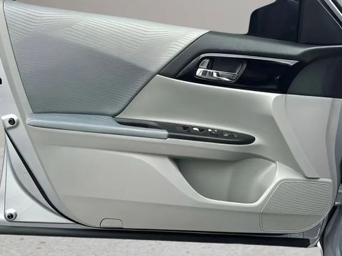 Used 2017 Honda Accord LX image 10