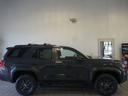 New 2026 Toyota 4Runner SR5 AWD/4WD image 14
