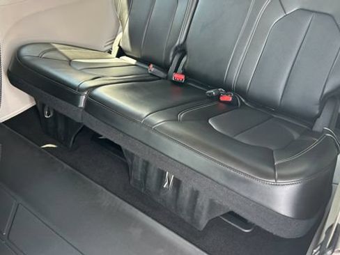 Used 2024 Chrysler Pacifica Touring-L FWD image 33