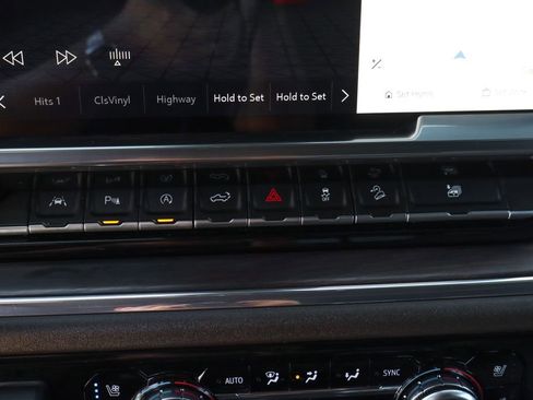 Used 2023 GMC Sierra 1500 SLT w/ SLT Premium Package AWD/4WD image 38