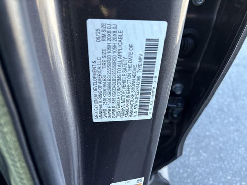 Used 2025 Honda Pilot Black Edition image 38