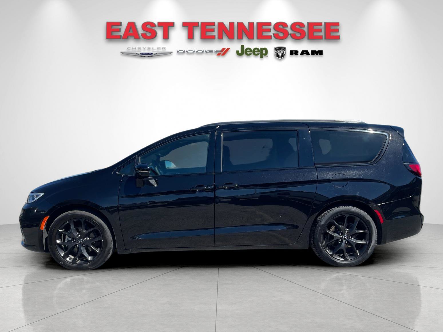 Used 2025 Chrysler Pacifica Limited FWD image 6