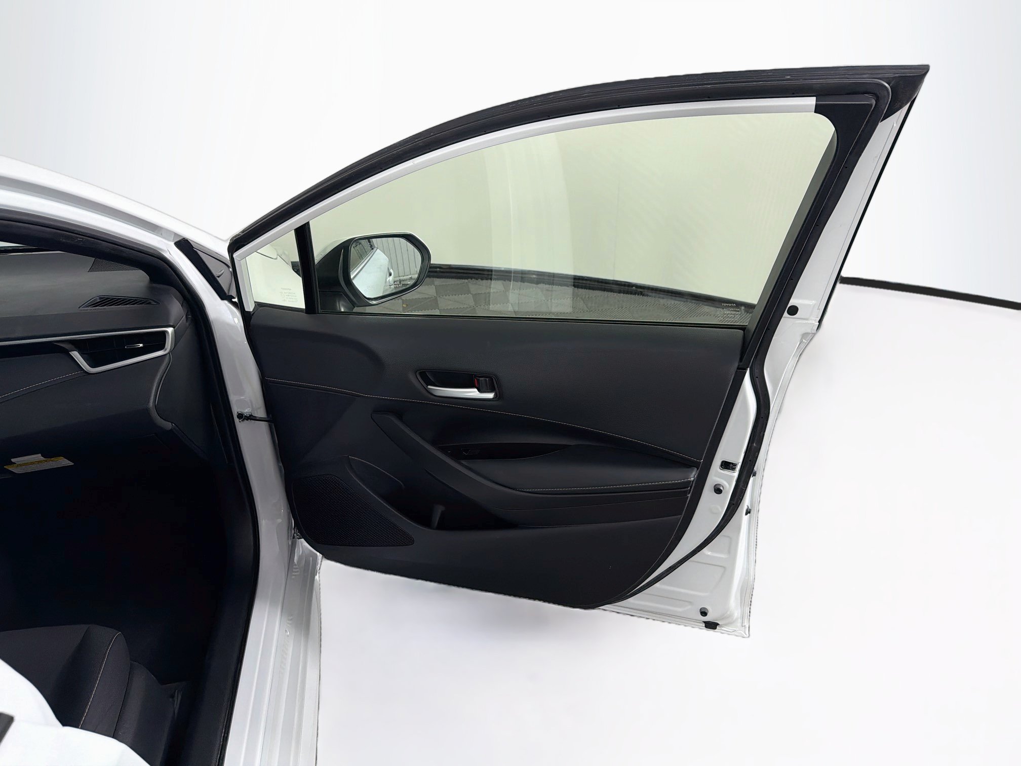 Used 2025 Toyota Corolla SE FWD image 32
