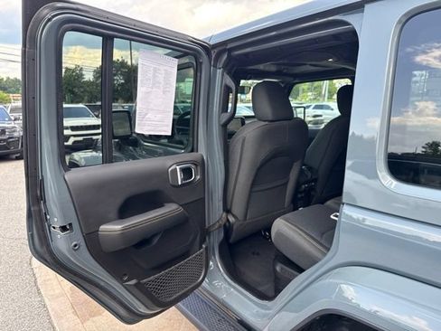 Used 2024 Jeep Wrangler Unlimited Sahara w/ Technology Group AWD/4WD image 18