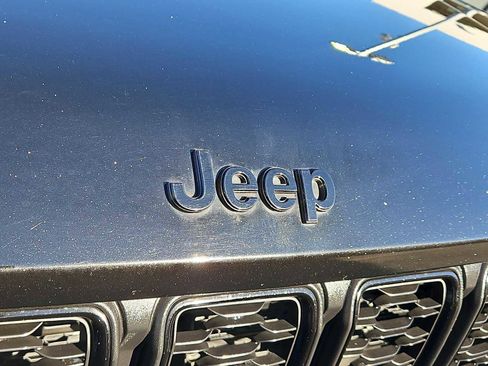 Used 2024 Jeep Grand Cherokee Altitude image 11