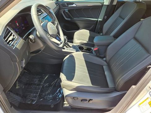 Used 2022 Volkswagen Tiguan SE w/ Panoramic Sunroof Package FWD image 13