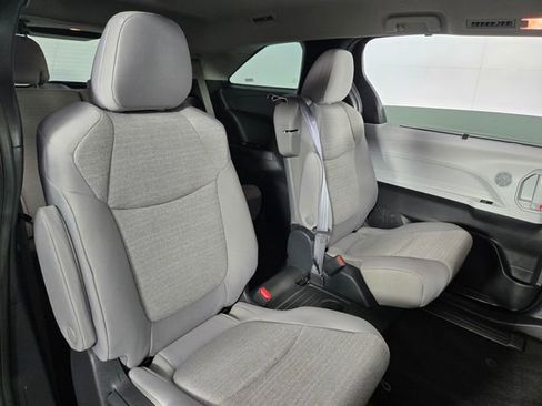 Used 2025 Toyota Sienna LE image 17