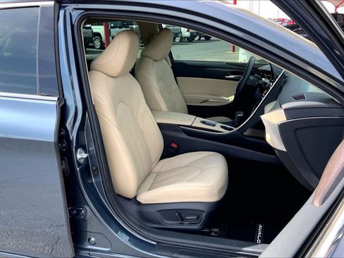 Used 2022 Toyota Avalon XLE image 9