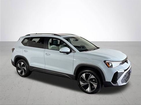 New 2025 Volkswagen Taos SE image 4