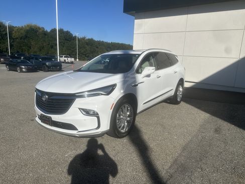 Used 2022 Buick Enclave Essence w/ Experience Buick Package image 1