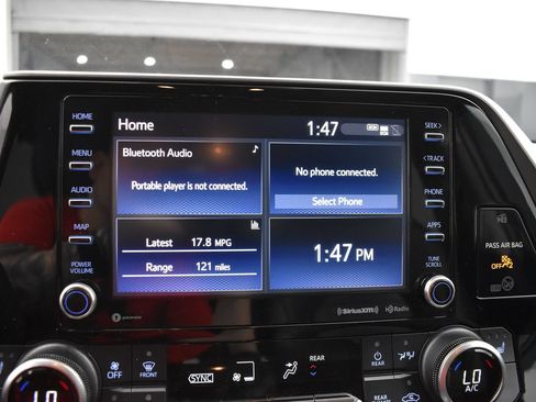 Used 2021 Toyota Highlander XLE AWD/4WD image 9