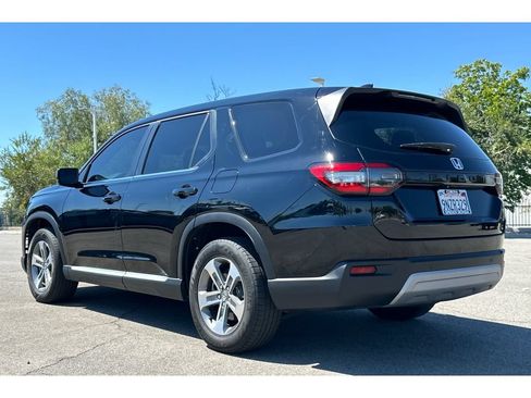 Used 2025 Honda Pilot EX-L image 3