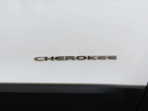 Used 2021 Jeep Cherokee Limited image 7