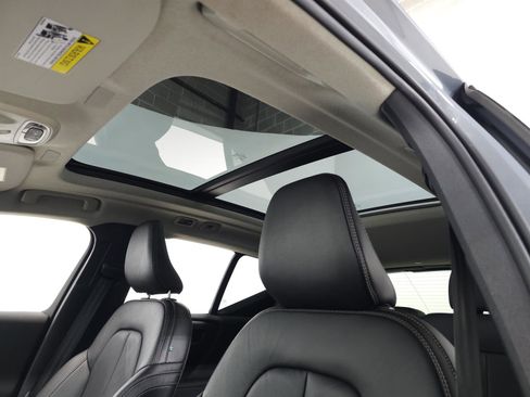 Used 2022 Volvo XC40 T5 Momentum w/ Premium Package image 14