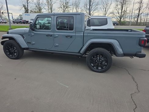 Used 2025 Jeep Gladiator Sport image 2