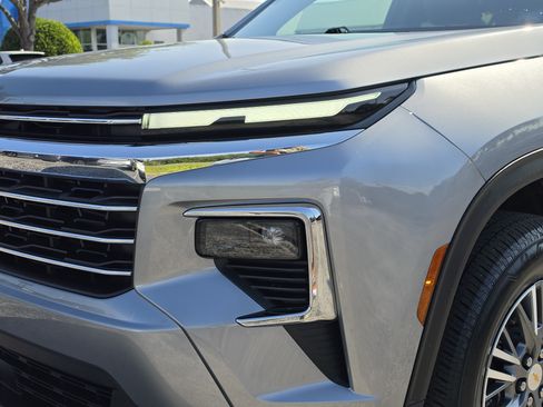 Used 2025 Chevrolet Traverse LT FWD image 13