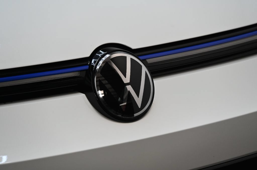 Used 2024 Volkswagen Golf R AWD/4WD image 9
