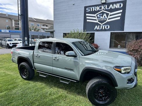Used 2022 Toyota Tacoma TRD Off-Road w/ Technology Package AWD/4WD image 2