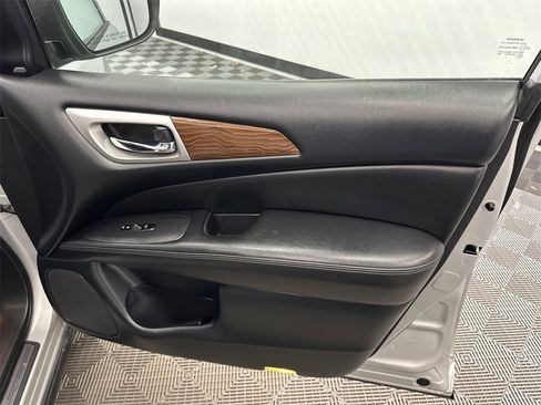 Used 2020 Nissan Pathfinder Platinum image 16