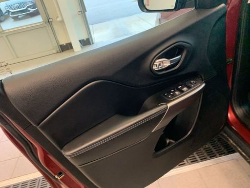 Used 2019 Jeep Cherokee Latitude Plus w/ Comfort/Convenience Group image 5