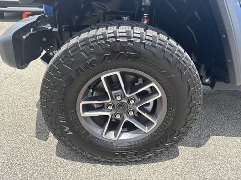 Used 2025 Jeep Gladiator Mojave AWD/4WD image 11