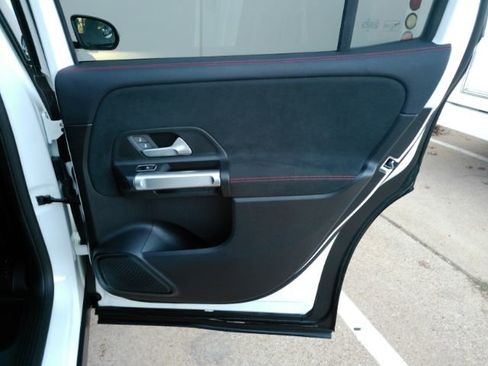 Used 2021 Mercedes-Benz GLB 250 image 25