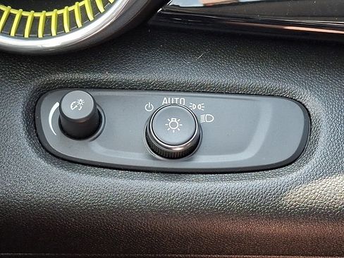 Used 2025 Chevrolet Trax ACTIV FWD image 23
