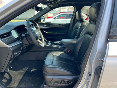 Used 2024 Jeep Grand Cherokee Limited w/ Luxury Tech Group II image 4