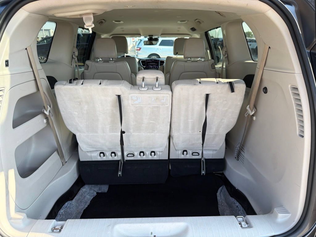 Used 2021 Chrysler Pacifica Touring-L FWD image 12