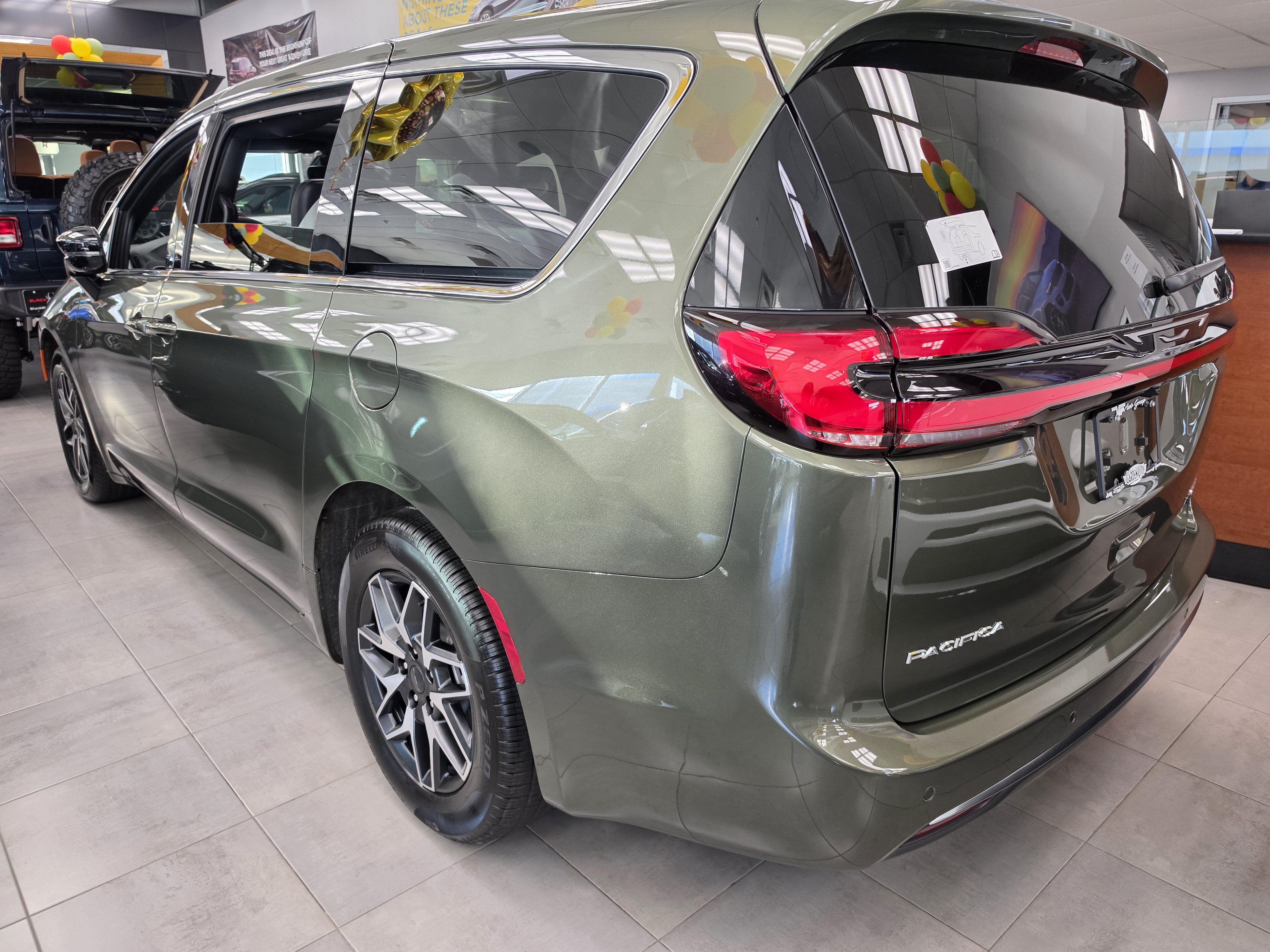 New 2027 Chrysler Pacifica Limited FWD image 3