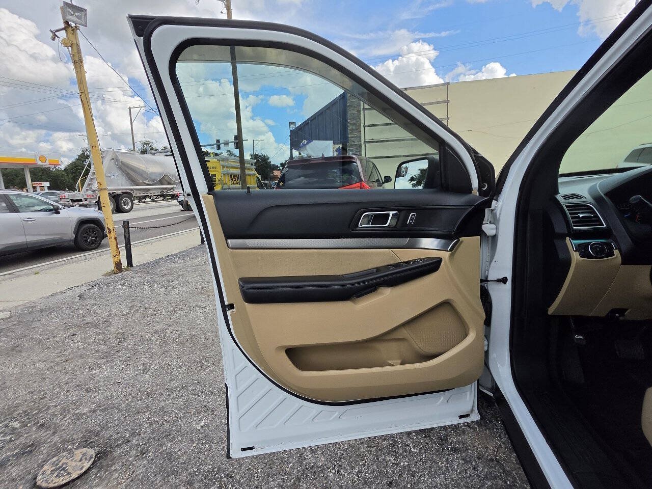 Used 2017 Ford Explorer FWD image 12