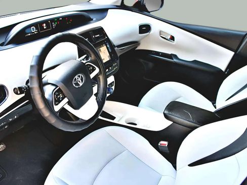 Used 2018 Toyota Prius Two image 11