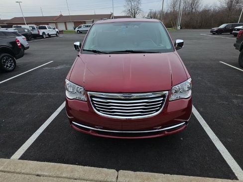 Used 2016 Chrysler Town & Country Touring-L w/ Driver Convenience Group image 2