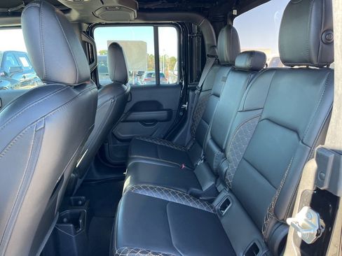Used 2023 Jeep Gladiator Overland image 16