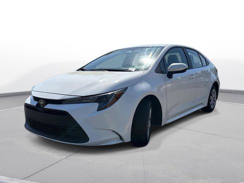 Used 2024 Toyota Corolla LE image 2