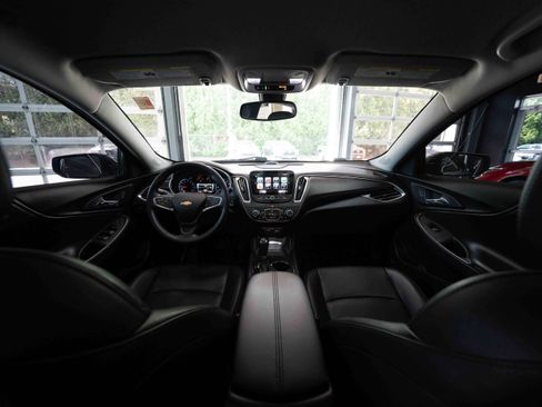 Used 2018 Chevrolet Malibu LT w/ Leather Package FWD image 19